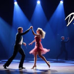 ALT: "Serata musicale dedicata al film leggendario Dirty Dancing con performance e celebrazioni"