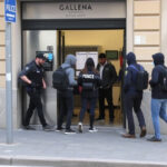"Sei ragazzi identificati dopo aggressione a Galatina, divieti di accesso per un anno."