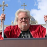 "Steve Bannon accusa di manipolazione l'elezione di Papa Leone XIV, analizzando il ruolo di Prevost e del Vaticano."