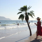 "Donna travolta da ruspa a Pinarella mentre passeggiava in spiaggia"