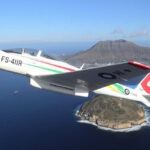 "Incidente aereo Pantelleria: tre Frecce Tricolori si scontrano, un pilota ferito, indagini in corso."