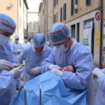 "Tre indagati a Novara per maltrattamenti e abbandono dopo il ritrovamento di una bambina positiva alla cocaina."