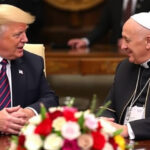 "Immagine di Trump con Papa Francesco generata da IA, definita imbarazzante da Dolan."