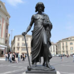 "Turista 30enne muore a Napoli colpita da statuina, indagini su un ragazzo di 13 anni."
