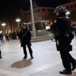 "Uomo armato di forbici ferisce tre persone a Bologna, intervento con taser in piazza dell'Unità."