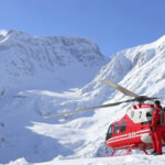 "Soccorso in corso dopo valanga sull'Eiger, Svizzera: operazioni per salvare le persone travolte."