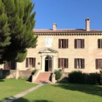 "Imbrattamenti vandali alla villa di Andrea Crisanti, senatore contro il movimento no vax, che afferma: 'Non ho paura'."