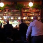"Arresto per aggressione e rapina in un bar di Bolzano: uomo accusato di furto alla compagna."