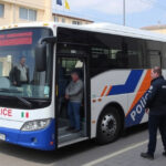 "Arresti per violenza sessuale e atti osceni ad Avellino, autostazione e fermata bus coinvolte."