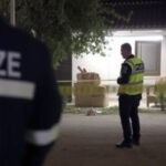 "Due catanesi denunciati per tentato furto di basole in masseria, polizia interviene."