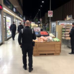 "Due peruviani arrestati a Monza per borseggio di un'anziana in supermercato."