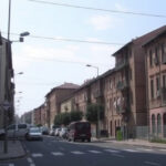 "Duplice omicidio a Bologna: due uomini trovati morti in casa, indagini in corso per un terzo inquilino scomparso."
