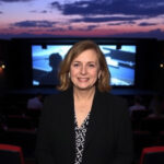 ALT: "Elisabetta Sgarbi presenta L’Isola degli idealisti al Cinema Excelsior, ispirato all'opera di Scerbanenco."