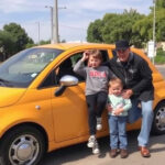 Gattino di quattro mesi salvato a Roma trova una nuova famiglia dopo essere rimasto bloccato nel motore di un'auto.