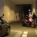 ALT: "Lite tra partner a Genova provoca danni a veicoli: oggetti lanciati dalla finestra colpiscono auto e scooter."