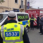 "Donna di 53 anni di Como denunciata per tentata rapina dopo aggressione a guardia di sicurezza."