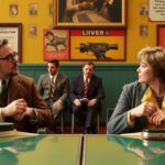 "Immagine di Wes Anderson mentre discute le sfide politiche contemporanee nel suo ultimo film."