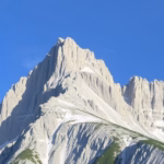 "Sentieri chiusi alla Cima Falkner nelle Dolomiti per motivi di sicurezza."