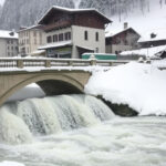 "Frane in Val Passiria: maltempo causa chiusura statale e distruzione di un ponte."