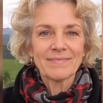 "Martina Oppelli, 50 anni, decide per il suicidio assistito in Svizzera dopo anni di sofferenza."