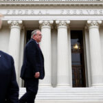 "Trump visita la Federal Reserve e chiede a Powell di abbassare i tassi d'interesse"