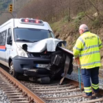 "Incidente ferroviario Palermo-Messina: automobile sulla ferrovia, conducente illesa."