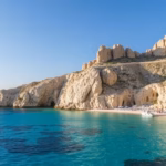 ALT: "Cala Goloritzé, la spiaggia più bella del 2025, incantevole paesaggio e acque cristalline."