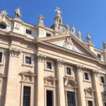 ALT: "Cappella Sistina in restauro per preservare il Giudizio Universale a causa dell'eccessivo afflusso di visitatori."