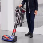 "Dyson V8 Cyclone in Cina: potente aspirapolvere con 150 AW, batteria sostituibile e prezzo competitivo."