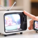 "Mini televisione da 1,14 pollici: gadget compatto per intrattenimento condiviso."