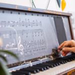 "Pulizia efficace del piano a induzione: rimuovere aloni e graffi con facilità."