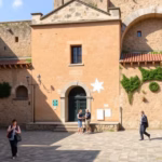 "Turismo patrimoniale 2025: crescita economica tra tradizioni e esperienze autentiche."