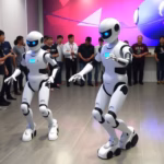 "Robot umanoidi VinMotion in una coreografia innovativa in Vietnam"