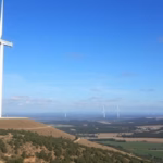 "Nuova turbina eolica da 26 MW con pale da 153 metri, simbolo di innovazione per l'energia pulita."
