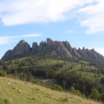 "Escursionisti e turisti sostenibili al Monte Amiata in estate, meta ideale per la natura."