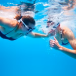 "Confronto tra nuoto e corsa per dimagrire e mantenere alta la motivazione nell'attività fisica."