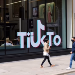 "Immagine che illustra la riorganizzazione della moderazione di TikTok a Londra, con l'introduzione dell'AI al posto di centinaia di lavoratori."