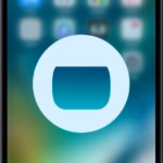 "Immagine di un hacker che dimostra il jailbreak di iPhone con macOS, evidenziando le potenzialità dei dispositivi mobili."