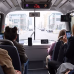 "Donna deceduta su autobus in Brasile con 26 iPhone incollati al corpo, un caso di traffico di smartphone."