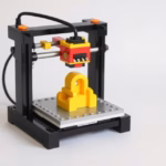 "Stampante 3D realizzata con Lego: un progetto innovativo ma costoso e poco efficiente."