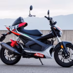"Aprilia SR GT Replica 2025: scooter sportivo con design MotoGP e prezzi accessibili."