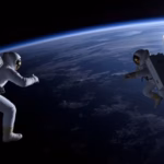 Astronauti della Stazione Spaziale Internazionale osservano e fotografano un'eclissi totale di Luna.