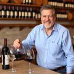 "Immagine di Edoardo Scotti, figlio di Gerry Scotti, che riflette la sua carriera nel mondo del vino e la sua vita familiare serena."