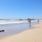 "Scopri le splendide spiagge della costa marchigiana, un'alternativa economica alle mete del Sud Italia."