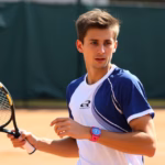 ALT: "Jannik Sinner in azione: immagini rare del giovane tennista durante il suo viaggio verso il successo nel tennis."