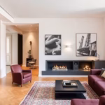 "Interno della casa di Michelle Hunziker a Milano, un perfetto equilibrio tra design moderno e comfort urbano."