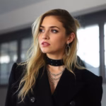 "Immagine di Lourdes Leon, figlia di Madonna, che si distingue come artista e icona di stile nel 2025."
