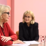 ALT: "Mara Venier esprime critiche a Katia Ricciarelli mentre ricorda Pippo Baudo, creando tensione in studio."