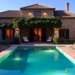 "Romina Power mostra la sua elegante casa a Roma e il rifugio in Puglia accanto ad Al Bano."