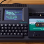 "TechTuber reinventa il C64 Datasette utilizzando microcassette vintage degli anni '90: scopri il progetto nel video."